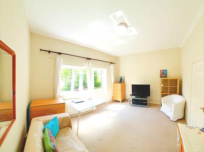 2 Bed Flat, Darlaston Road, SW19