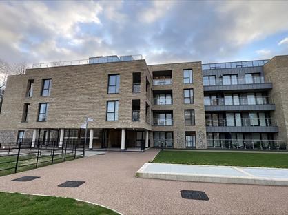 2 Bed Flat, Woodcote Grove, KT18