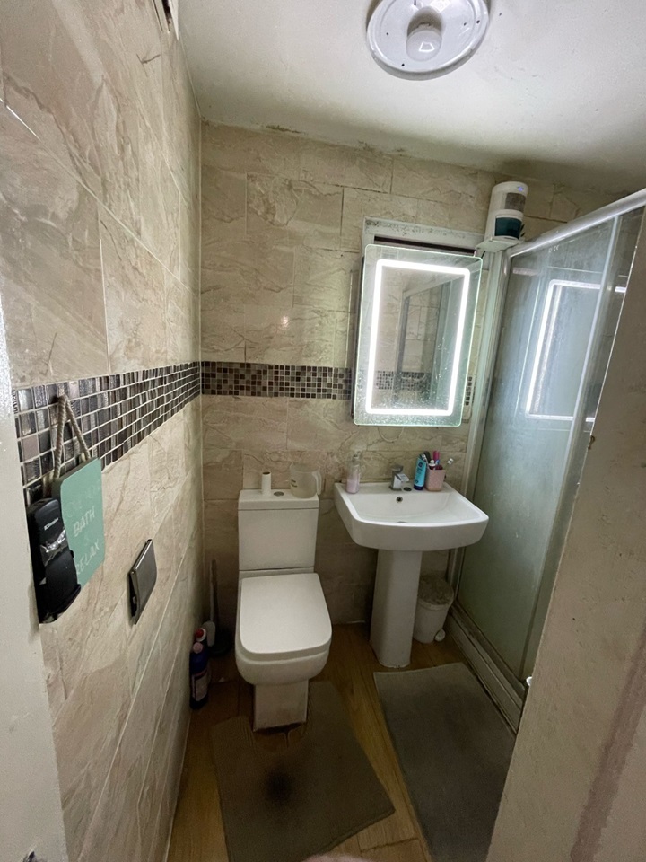 Dagenham Room in a Shared House, Mayswood Gardens, RM10 To Rent Now