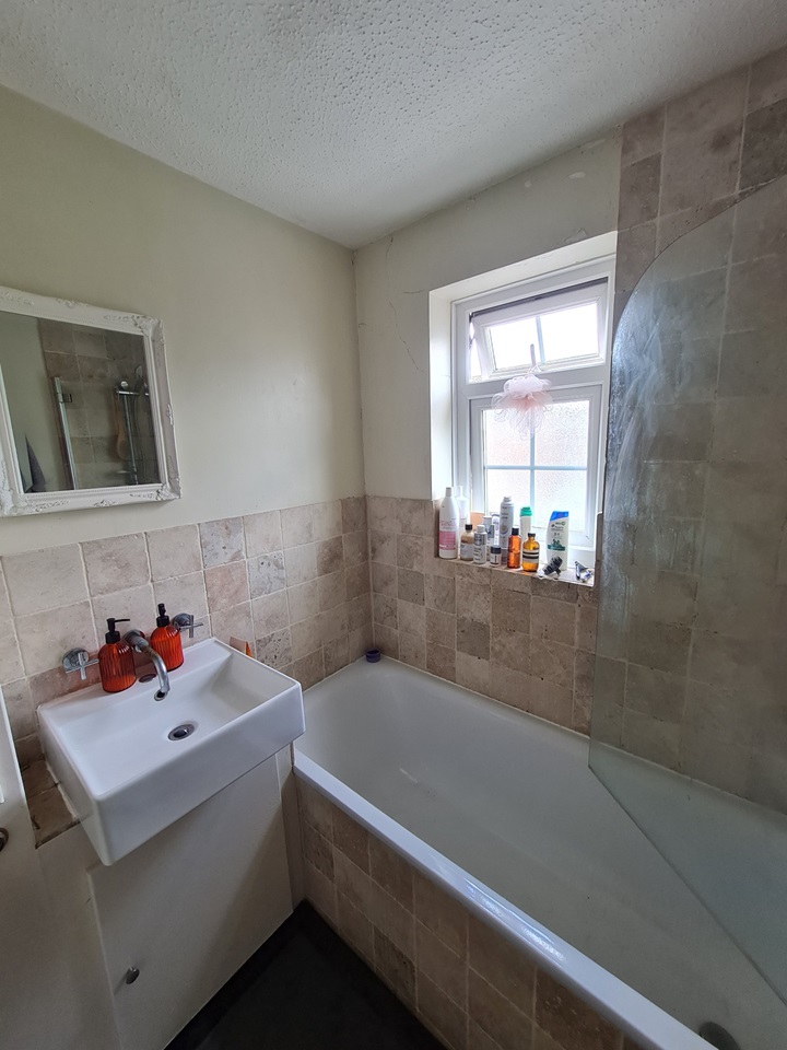 Surbiton 1 Bed Flat, Minstrel Gardens, KT5 To Rent Now for £1,150.