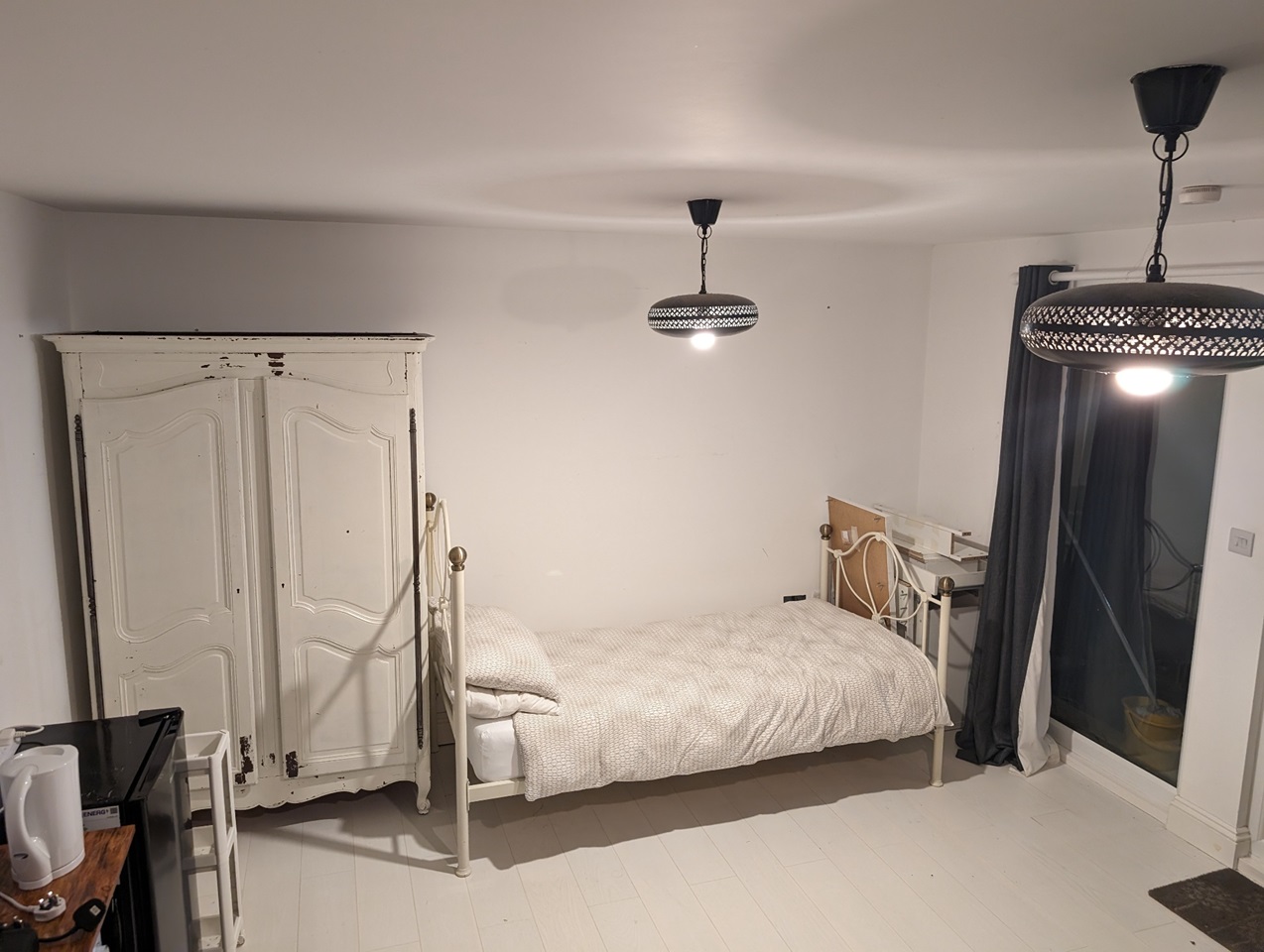 London Studio Flat, Woodford Green, IG8 To Rent Now for £1,000.00 p/m