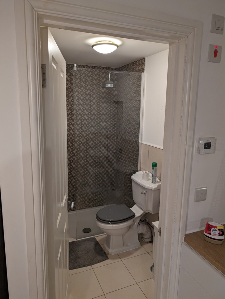 London Studio Flat, Woodford Green, IG8 To Rent Now for £1,000.00 p/m