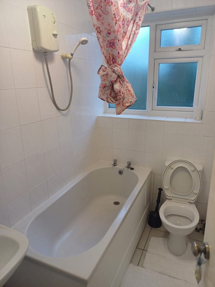 Sale 1 Bed Flat, Wardle Court, M33 To Rent Now for £750.00 p/m