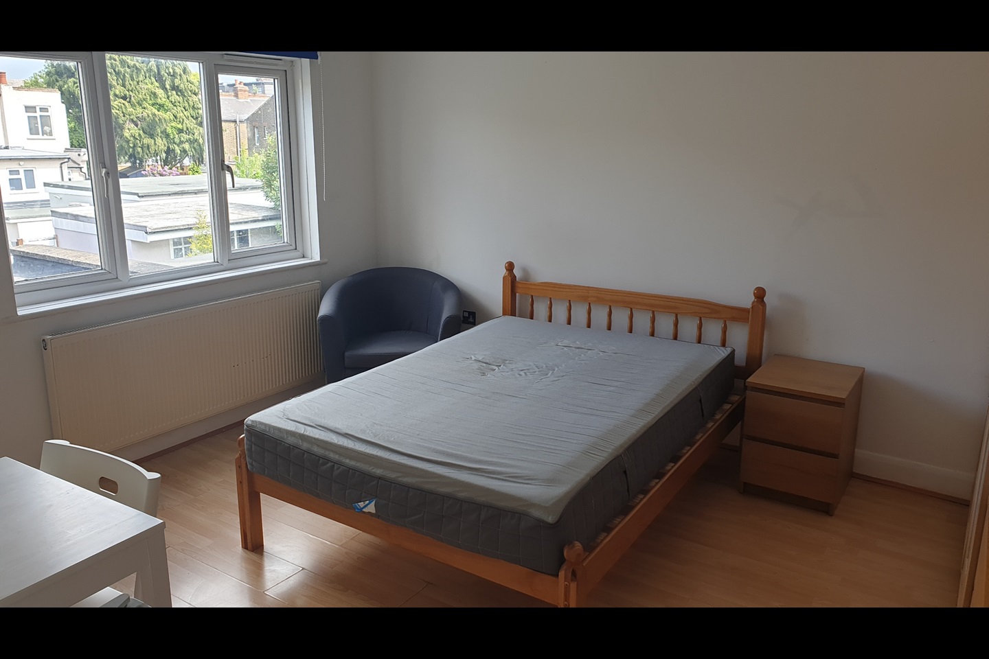 London Room in a Shared Flat, Egerton Gardens, NW4 To Rent Now for