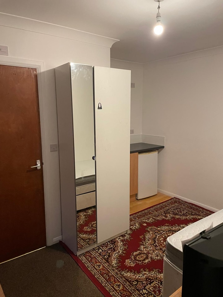 Feltham Room in a Shared House, Saxon Avenue, TW13 To Rent Now for