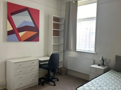 2 Bed Terraced House, Calderon Road, E11