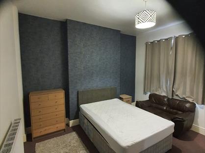 Room in a Shared House, Oval Road, B24