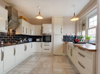 3 Bed Flat, Brady House, SW4