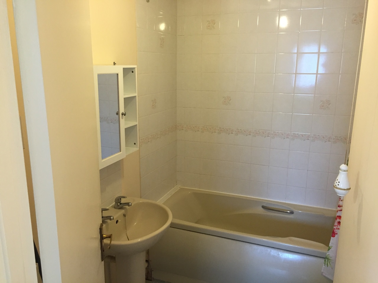 Waltham Abbey 2 Bed Flat, Farthingale Court, EN9 To Rent Now for £