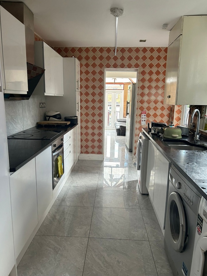 London Room in a Shared House, Tavistock Avenue, E17 To Rent Now