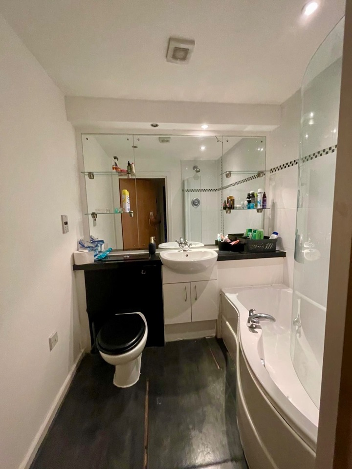 1 Bed Flat, The Citadel, M4 photo 4
