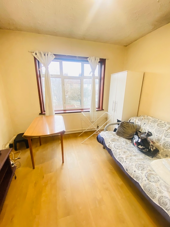 Hounslow 1 Bed Flat, Hounslow, TW3 To Rent Now for £1,200.00 p/m