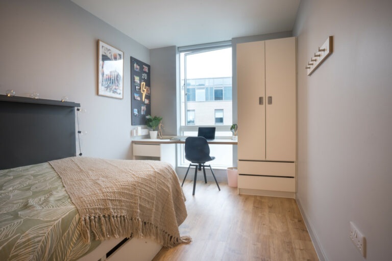 Cardiff Room in a Shared Flat, Glossop Road, CF24 To Rent Now for £