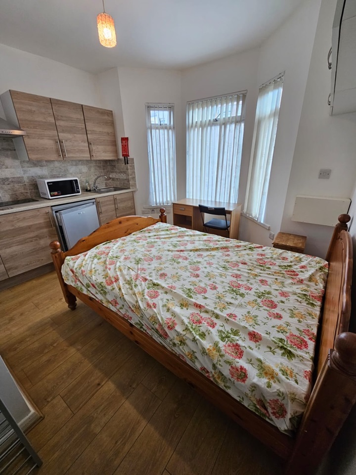 Luton Studio Flat, Crawley Road, LU1 To Rent Now for £700.00 p/m
