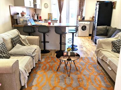 3 Bed Semi-Detached House, Montgomery Avenue, HP2