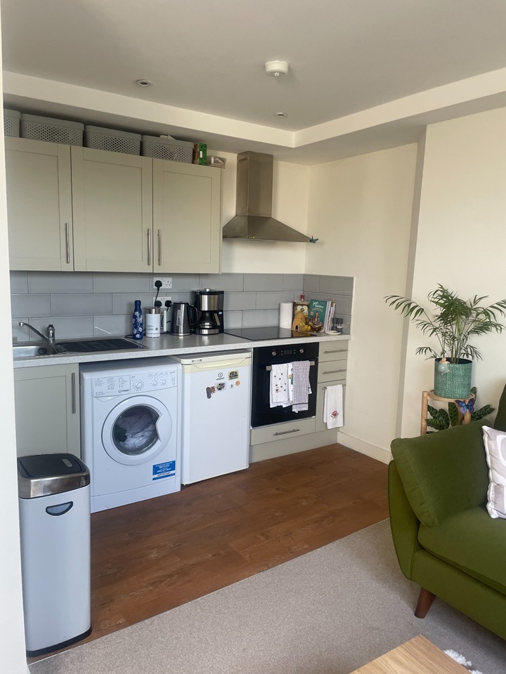 Tonbridge Studio Flat, The Bank House, TN9 To Rent Now for £700.00 p/m