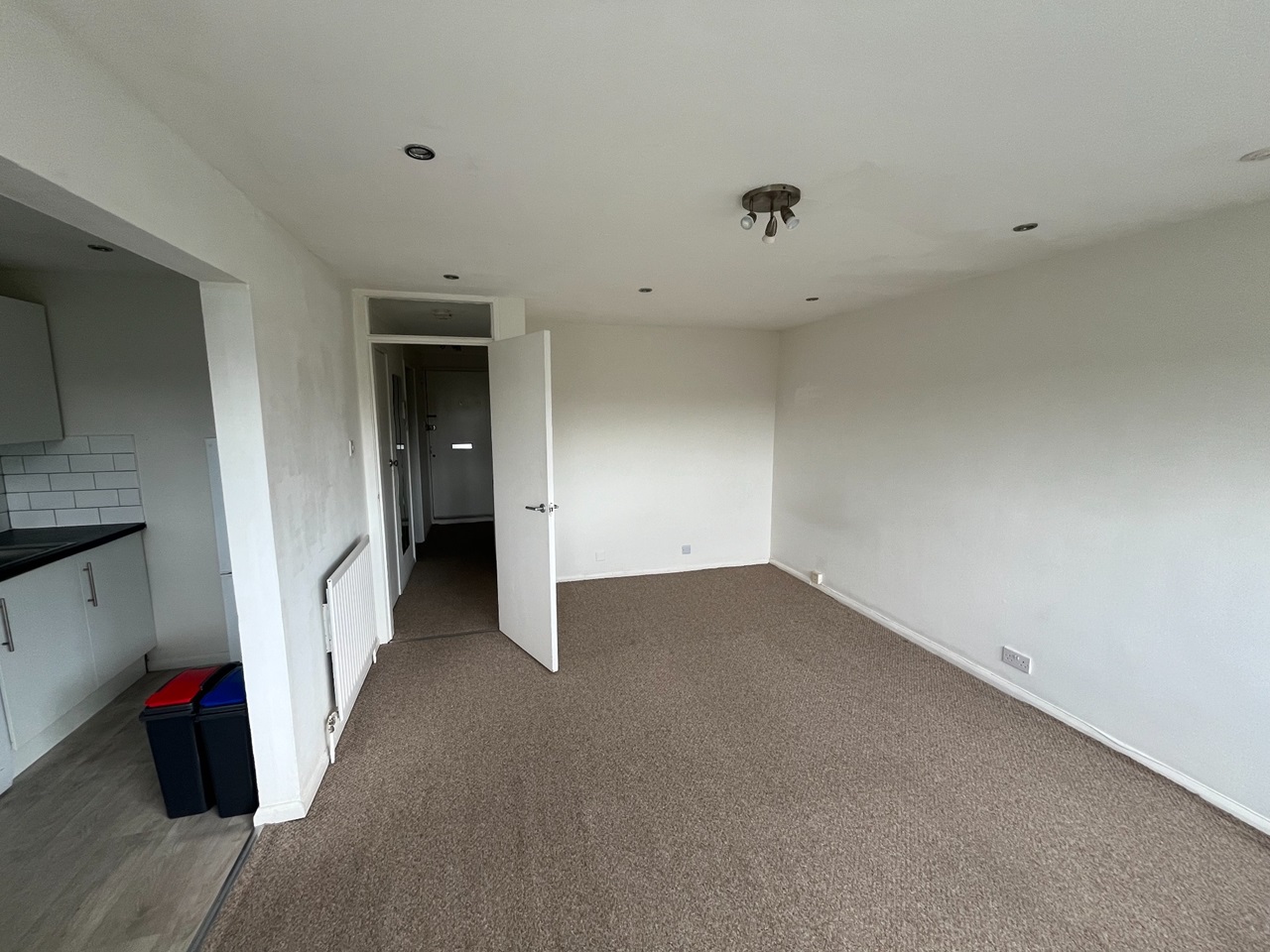 London Studio Flat, Lynwood Close, E18 To Rent Now for £1,100.00 p/m