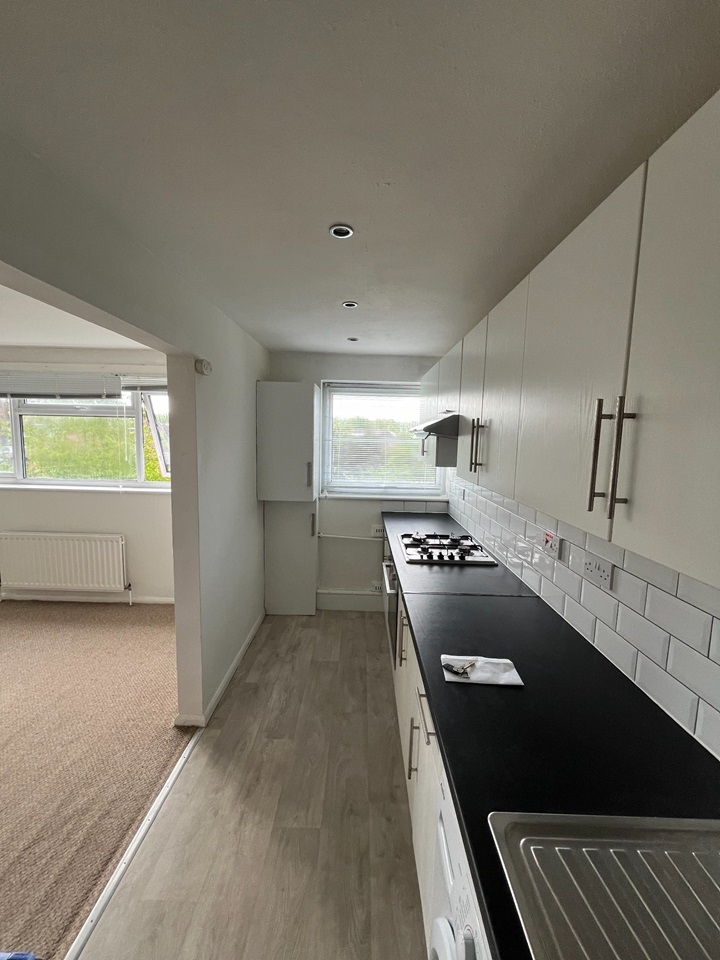 London Studio Flat, Lynwood Close, E18 To Rent Now for £1,100.00 p/m