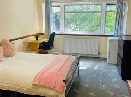 Room in a Shared House, St. Clement Close, UB8