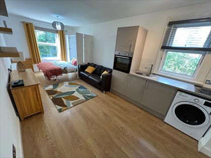 Studio Flat, Basingstoke Road, RG2