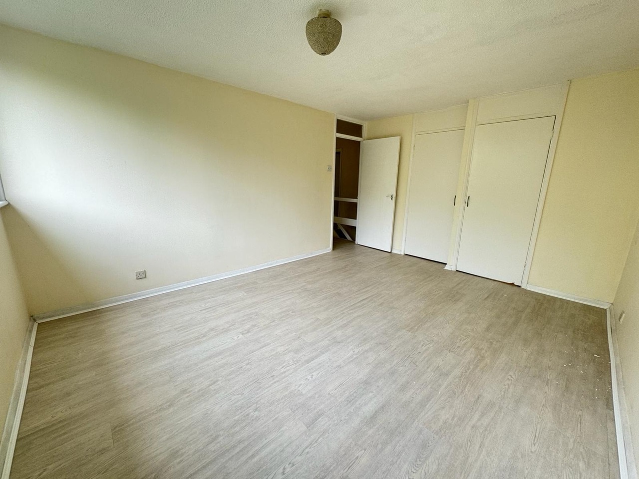 Chigwell 2 Bed Long Green, IG7 To Rent Now for £1,600.