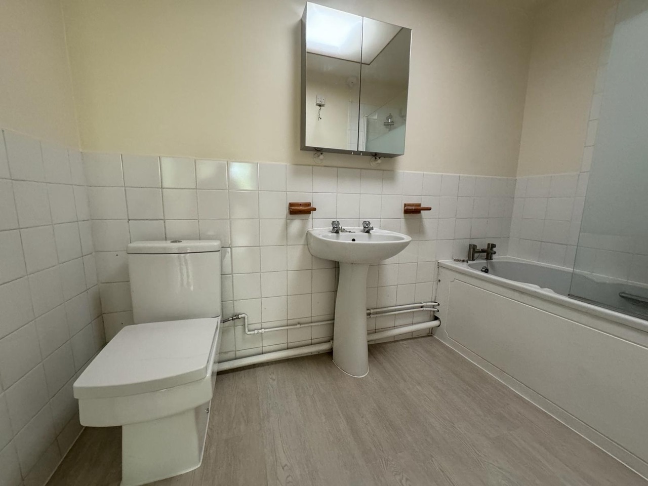 Chigwell 2 Bed Long Green, IG7 To Rent Now for £1,600.