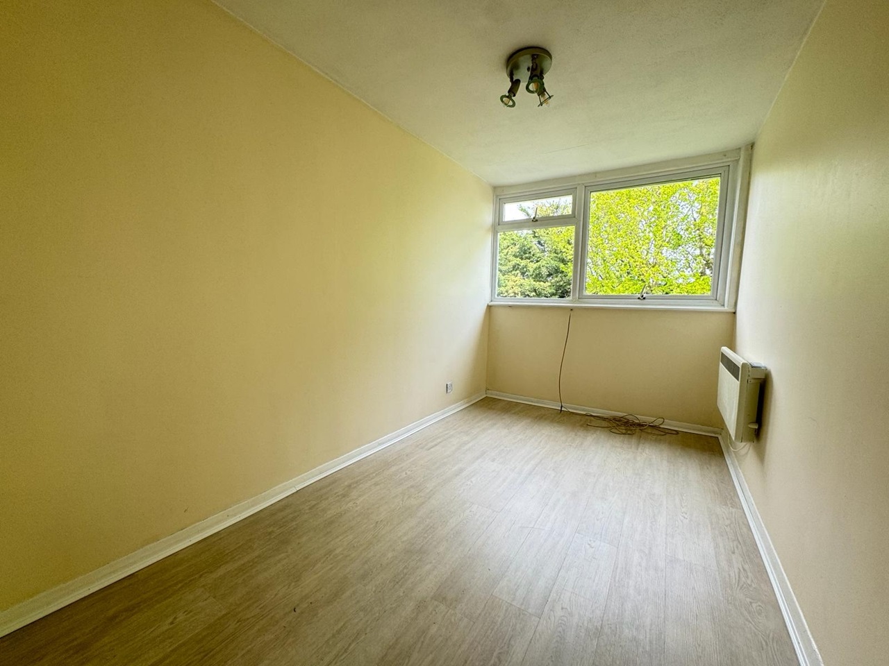 Chigwell 2 Bed Long Green, IG7 To Rent Now for £1,600.
