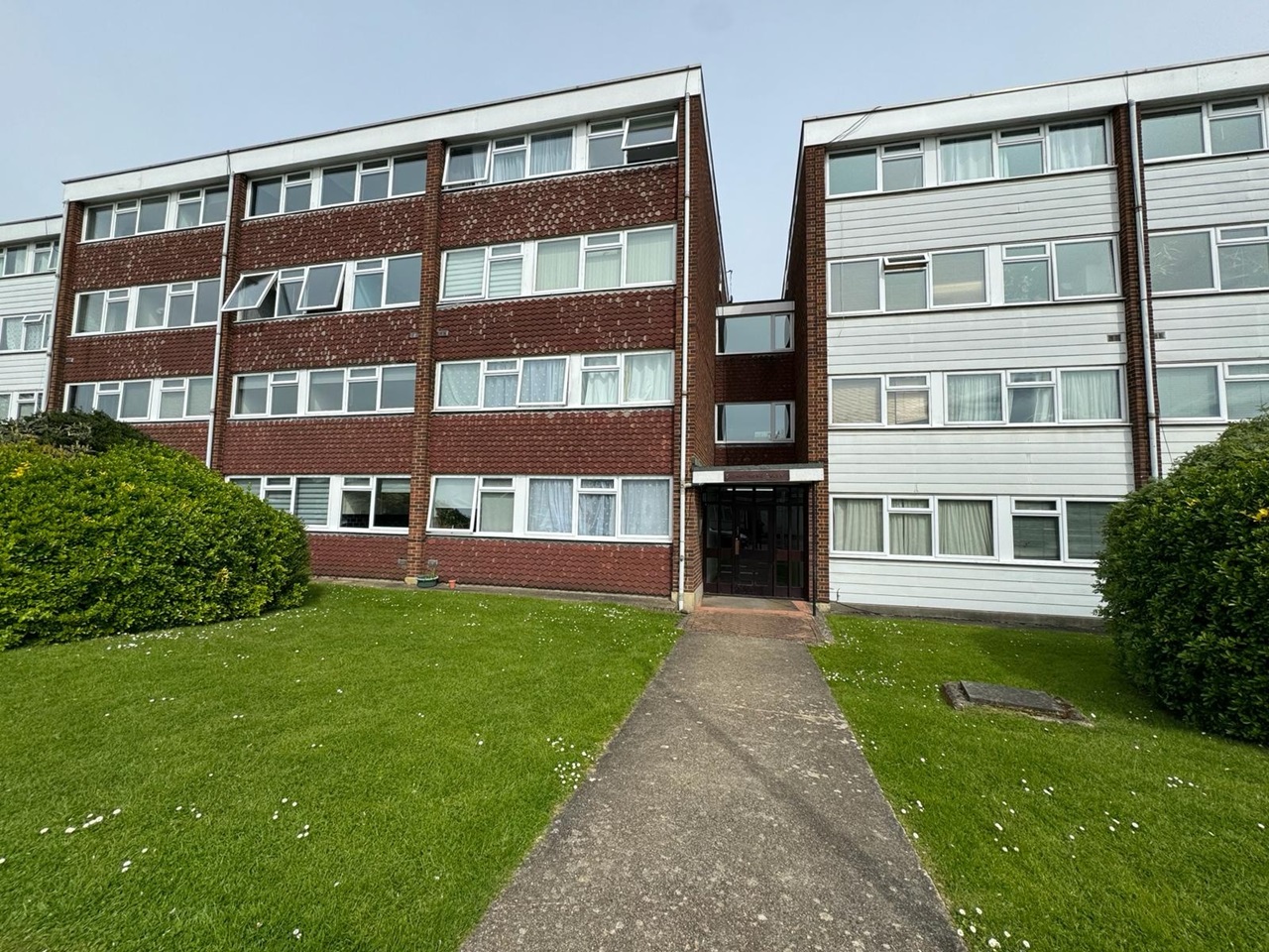 Chigwell 2 Bed Long Green, IG7 To Rent Now for £1,600.