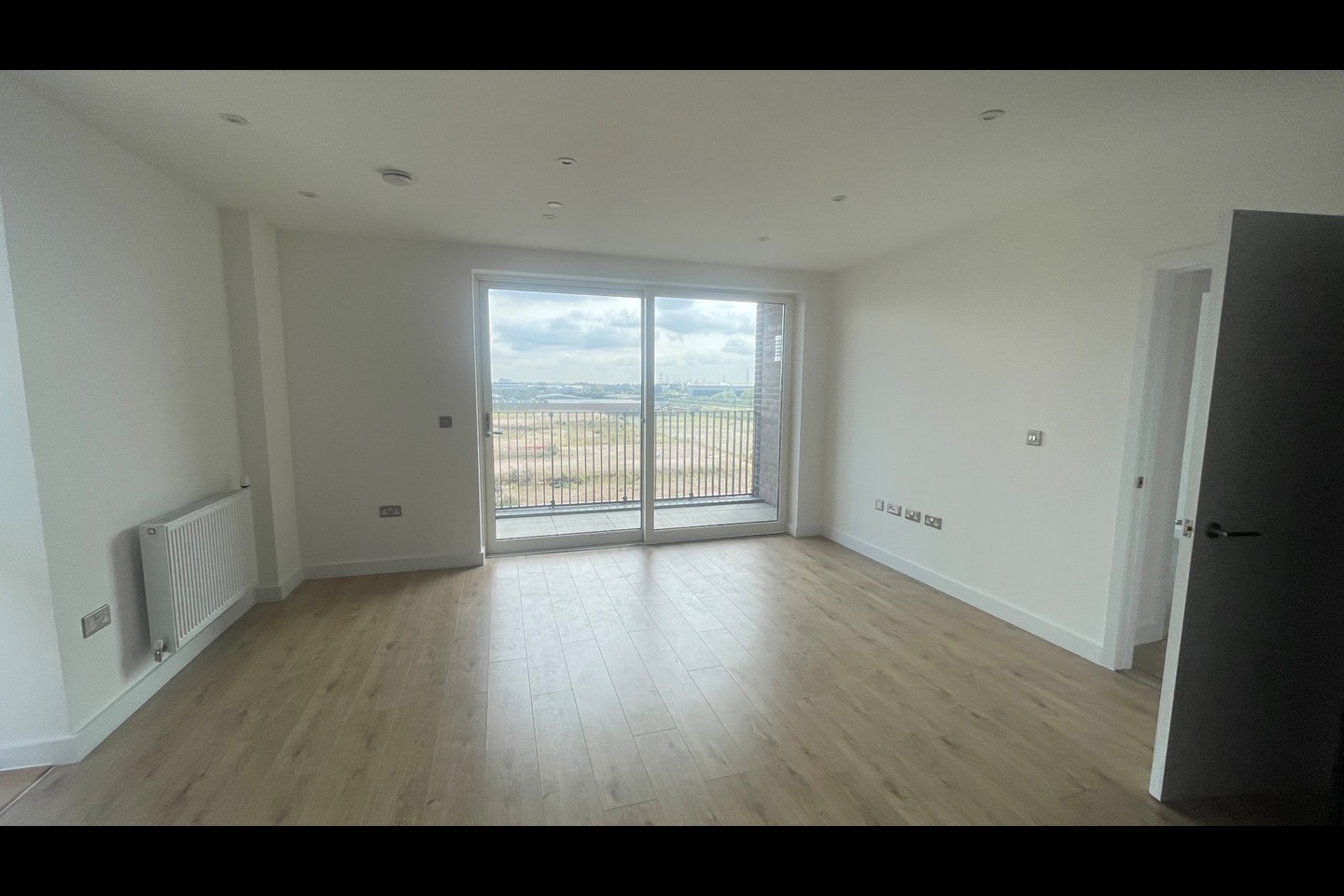 Rainham Room in a Shared Flat, Crestline House, RM13 To Rent Now