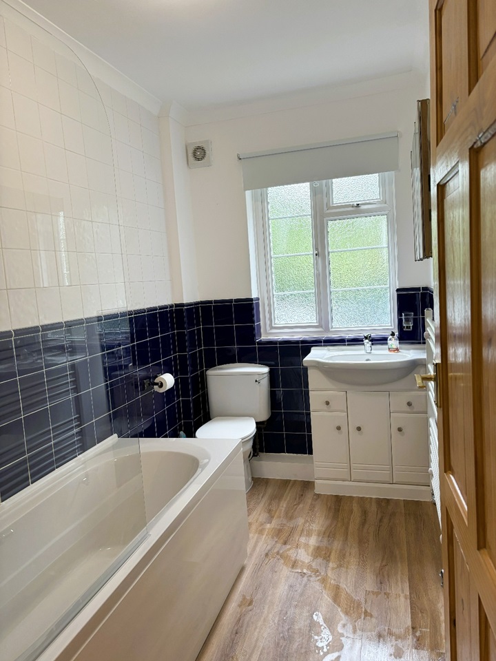 Weybridge 2 Bed Flat, Monument Hill, KT13 To Rent Now for £1,400.00 p/m