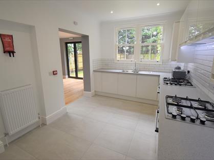 6 Bed Semi-Detached House, Northumberland Avenue, RG2
