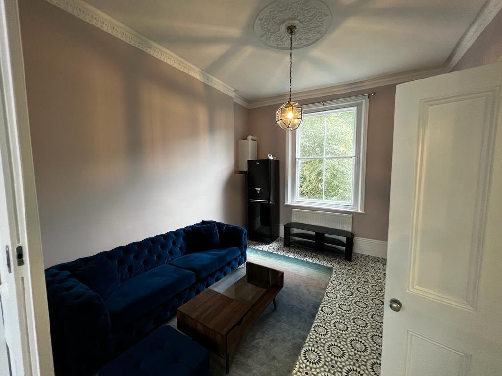 Twickenham 1 Bed Flat, St. Margarets Road, TW1 To Rent Now for £
