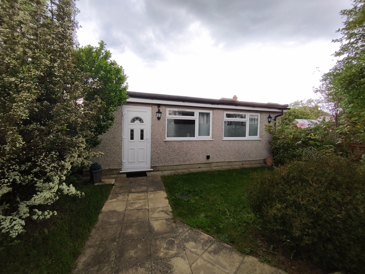 StainesUponThames Studio Flat, Stuart Way, TW18 To Rent Now for £