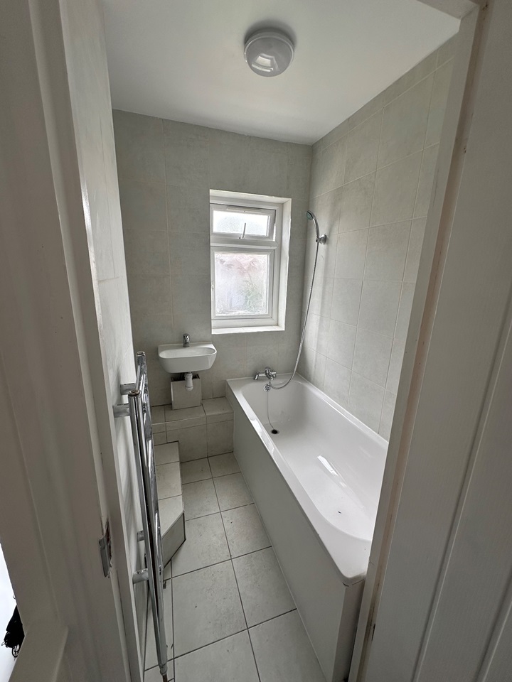 Dagenham 2 Bed Terraced House, Heathway, RM9 To Rent Now for £2,000