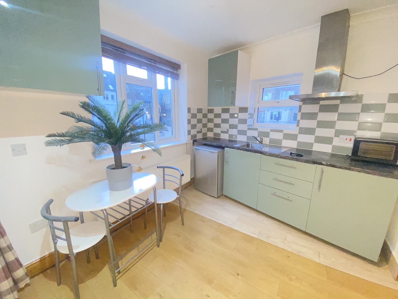 London Studio Flat, Sunningdale Avenue, W3 To Rent Now for £1,350.