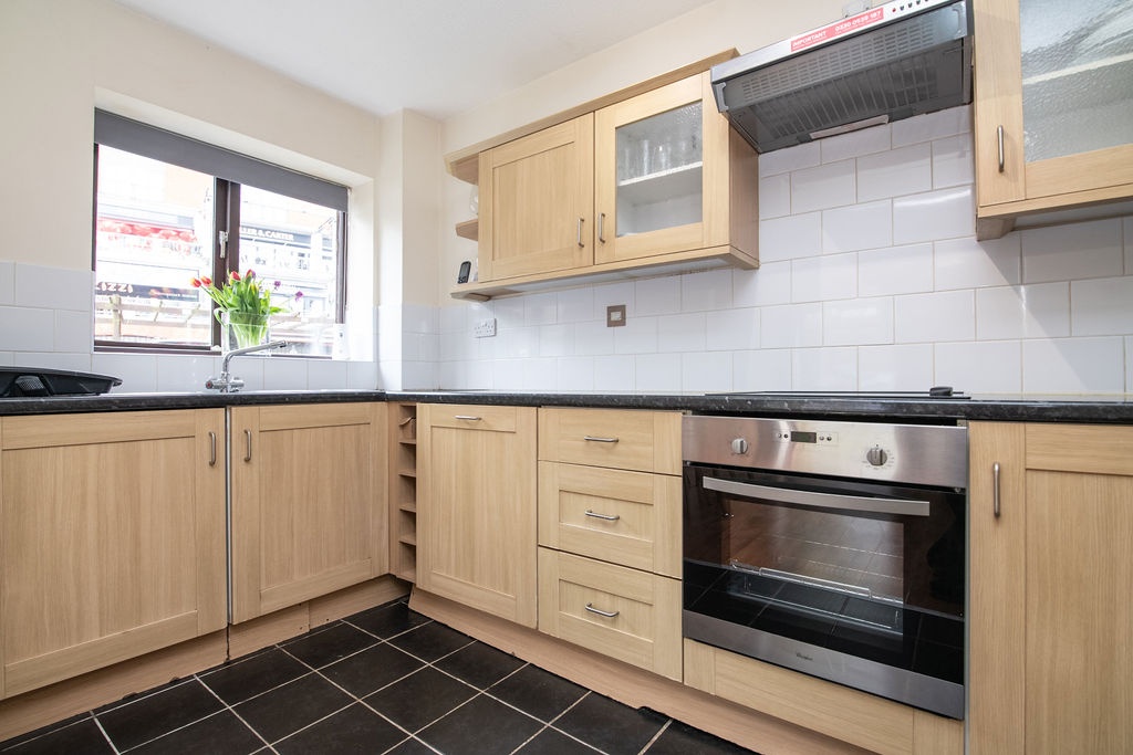 3 Bed Flat, Kings Court, B1 photo 3