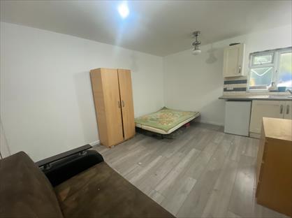 Studio Flat, Hertford Road, N9