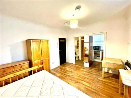 Studio Flat, Ref; 2002 - 403Wr 41 Warwick Road, SW5