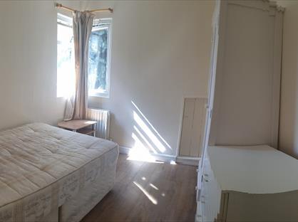 Room in a Shared House, Knightwood Crescent, KT3