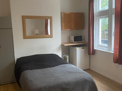 Room in a Shared Flat, Chiswick High Road, W4