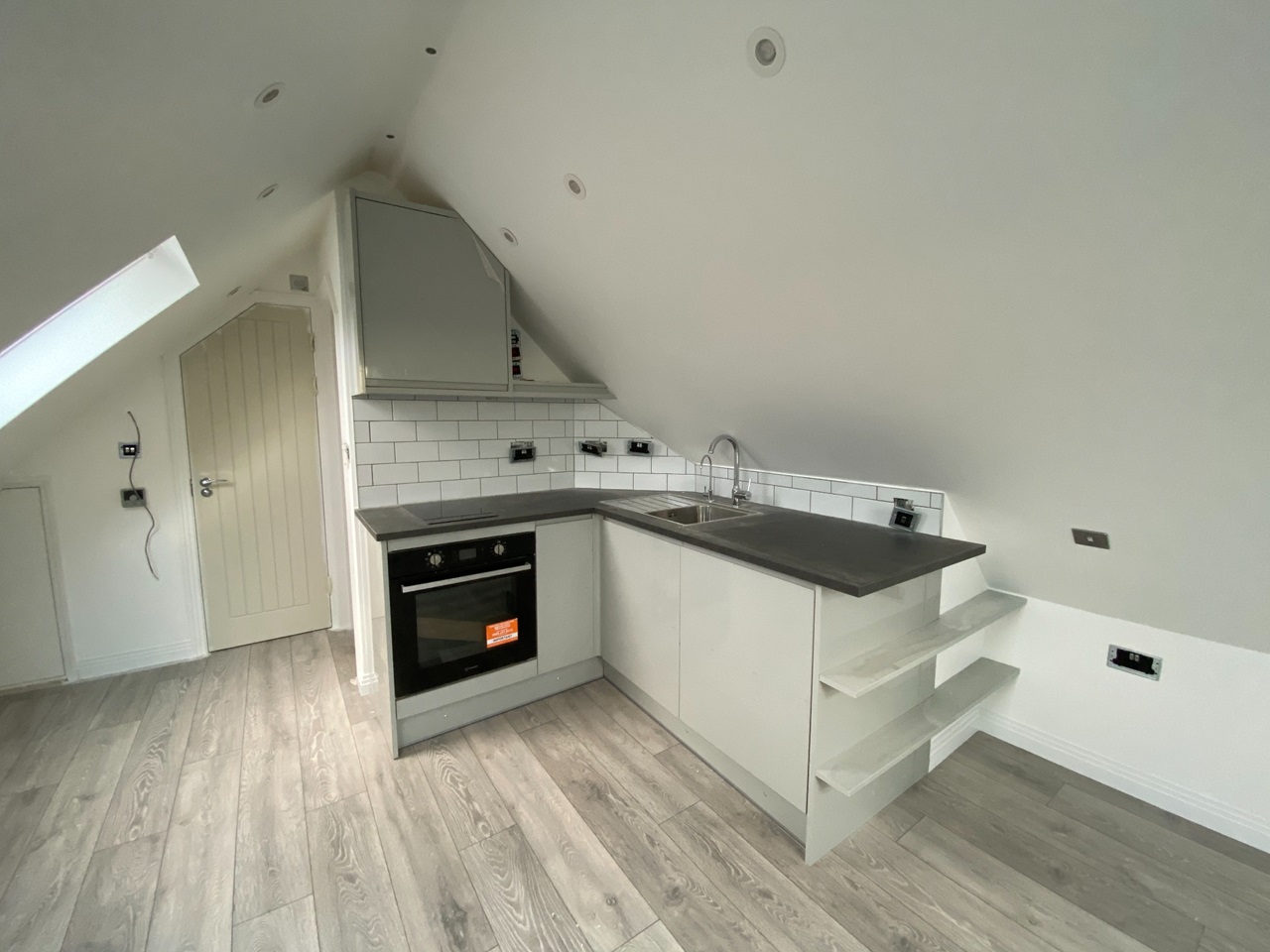 London Studio Flat, Friern Park, N12 To Rent Now for £1,175.00 p/m