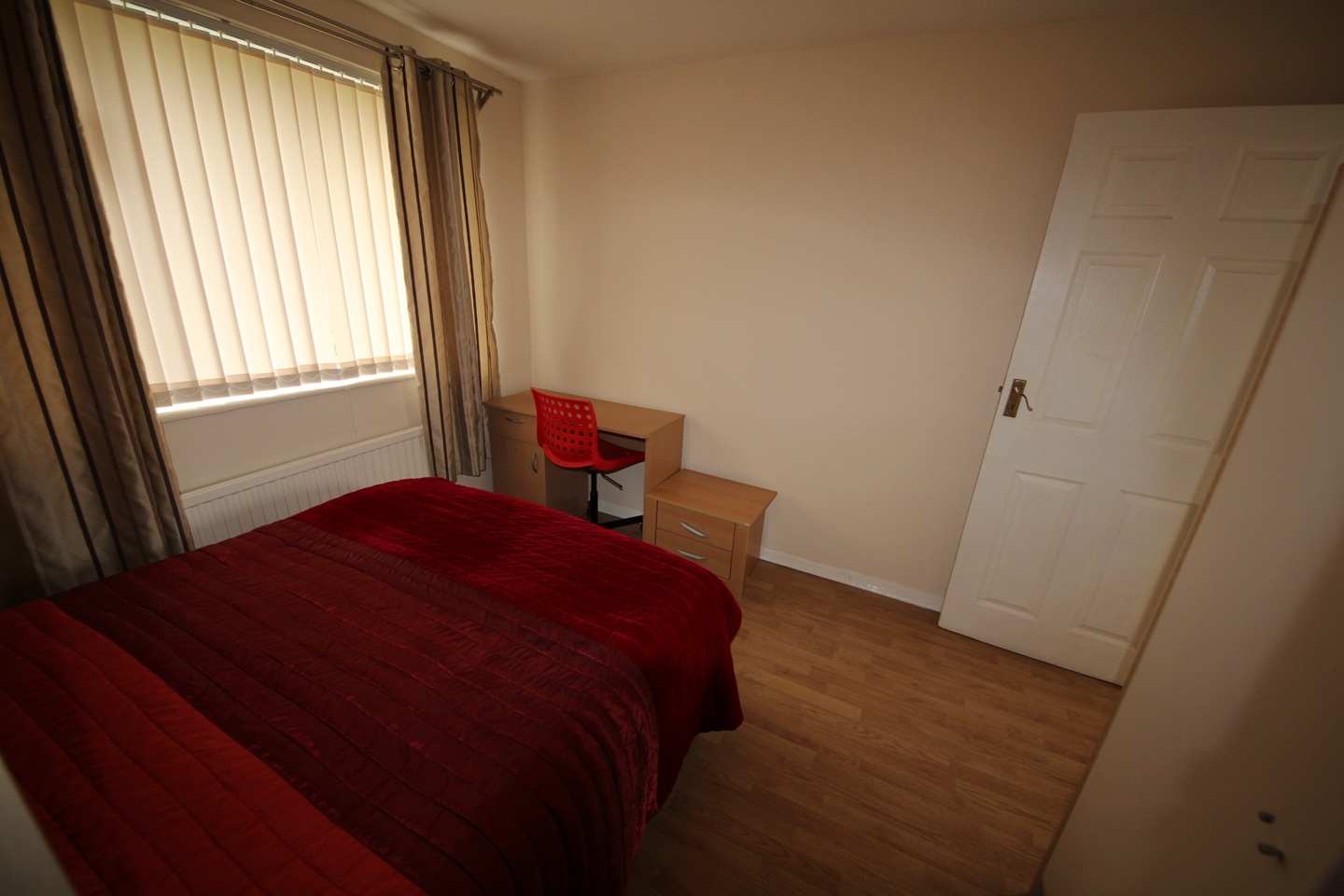 3 Bed Semi-Detached House, Thackeray St, DE24 photo 4