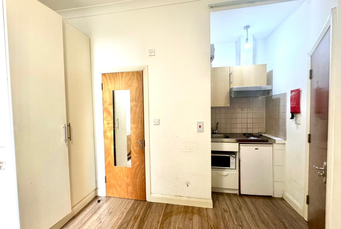 London Studio Flat, West Hendon Broadway, NW9 To Rent Now for £953.