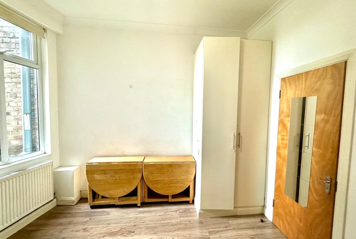 London Studio Flat, West Hendon Broadway, NW9 To Rent Now for £953.