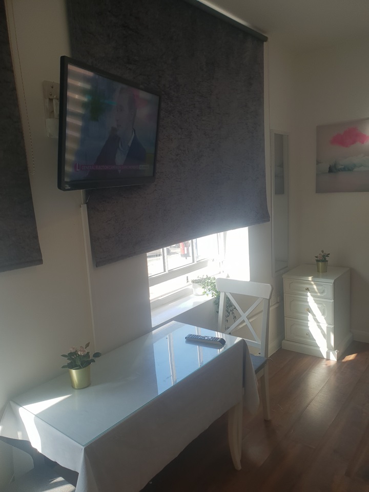 Croydon - Studio Flat, Robert Street, CR0 - To Rent Now for £1,350.00 p/m
