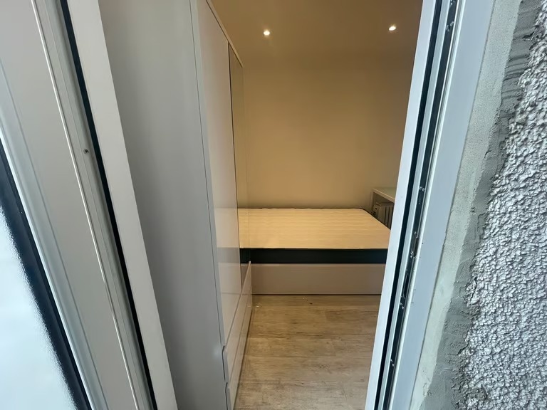 Gants Hill Studio Flat, Sunnymede Drive, IG6 To Rent Now for £1,150