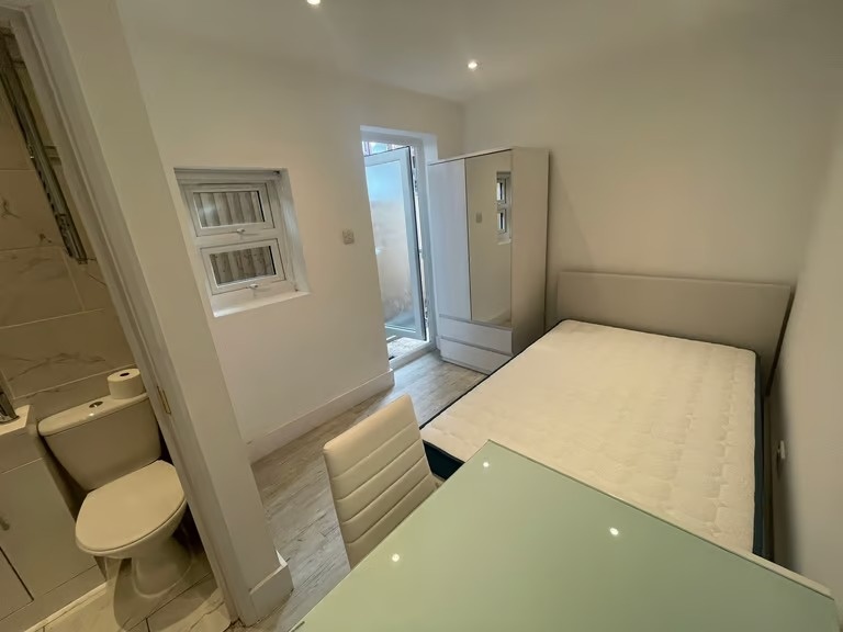 Gants Hill Studio Flat, Sunnymede Drive, IG6 To Rent Now for £1,150