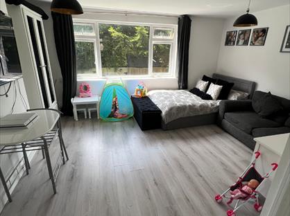 Studio Flat, Graham House, RH1