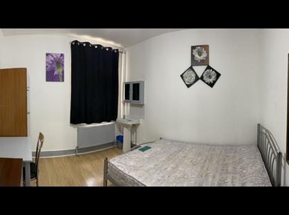 Room in a Shared House, Leslie, E11