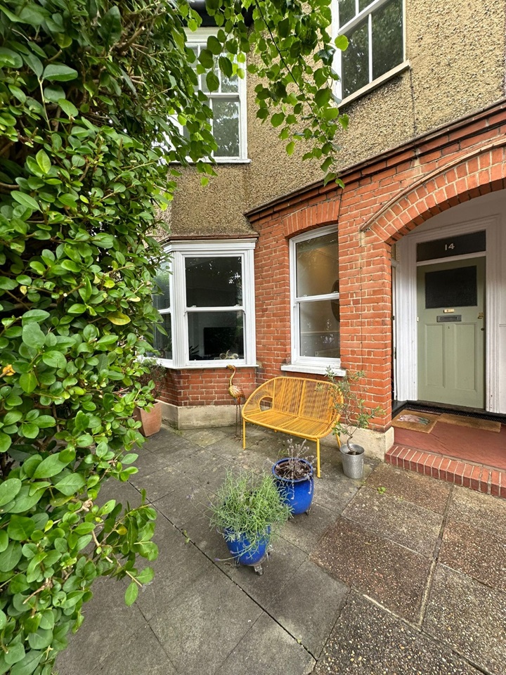 West Wimbledon 2 Bed Flat, Panmuir Road, SW20 To Rent Now for £